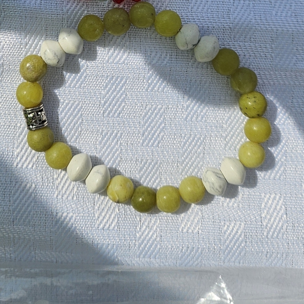 Jelly's Jewelry and Boutique Green & White Beaded Bracelet